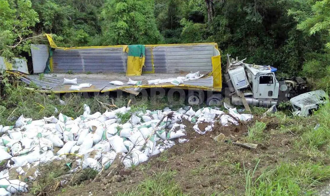 Los lesionados fueron rescatados por paramédicos al fondo de un barranco; habían quedado atrapados en la cabina. Flor Cordero / CP