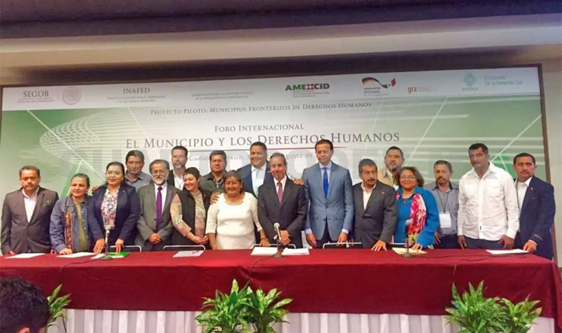 Participantes del Foro sobre Derechos Humanos posaron para la fotografía oficial. CP