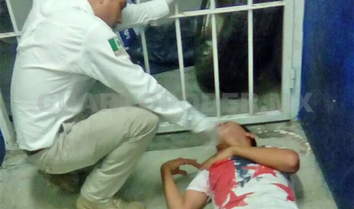 El joven del cual se desconocen su generales fue remitido al hospital del IMSS. Flor Cordero / CP