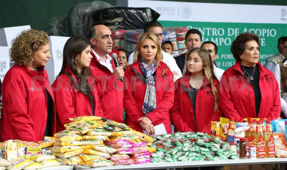 Acompañada por sus hijas, así como el voluntariado del DIF, Rivera de Peña inició el llenado de las despensas. NTX