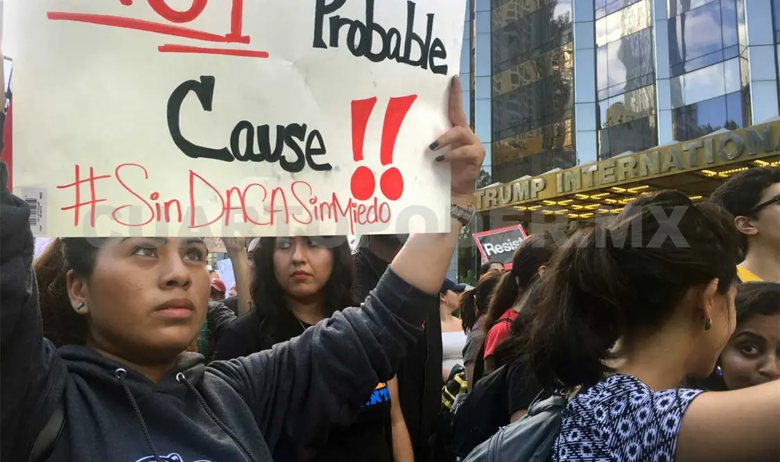 Coreando consignas como “Educación, no deportación”, los manifestantes se reunieron frente a la Torre Trump. AP