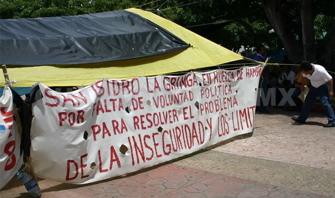 Afectados de La Gringa se plantaron frente a las instalaciones del palacio de gobierno del estado. Noé García. / CP