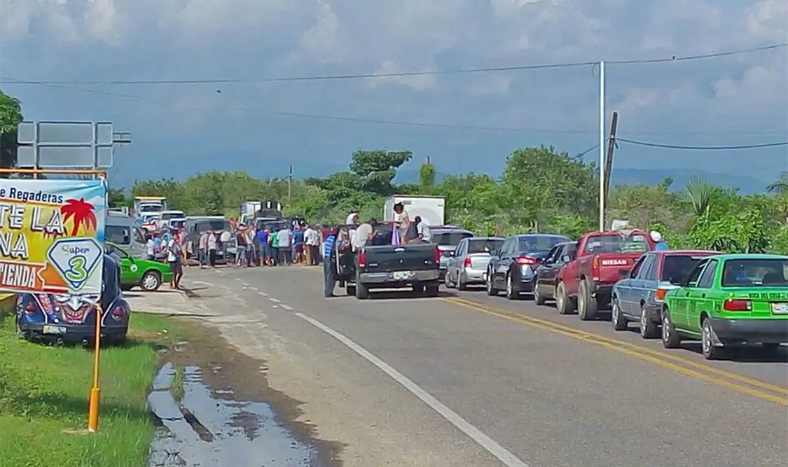 Habitantes de las comunidades Miguel Hidalgo 2 y Lázaro Cárdenas bloquearon la carretera Tonalá-Puerto Arista. Noel Vázquez / CP