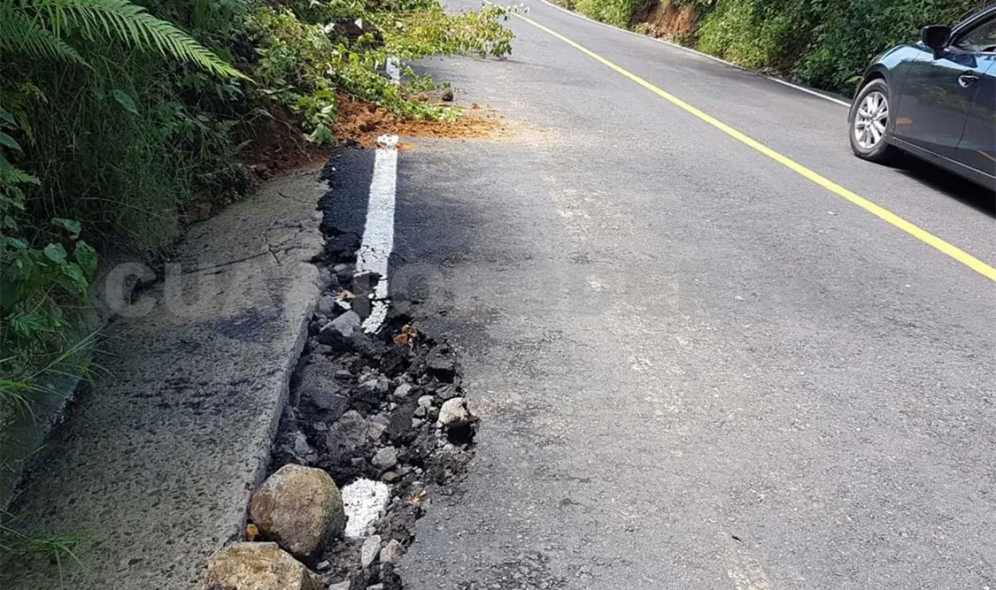 La carretera que comunica a Unión Juárez con el ejido Talquián y Córdoba Matazanos resultó nuevamente dañada. Ramón García / CP