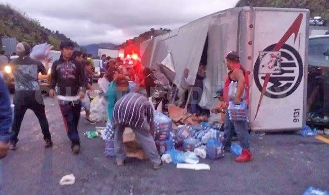 Vuelca camión con víveres para damnificados