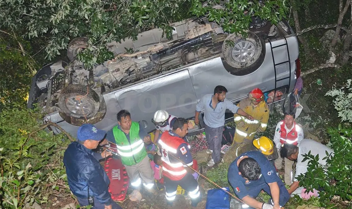 El chofer de una combi perdió el control y volcó. Flor Cordero / CP