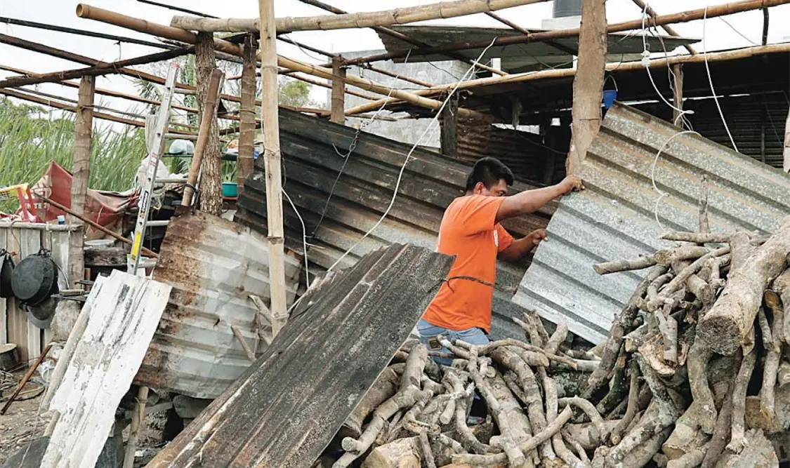 Deja Katia tres muertos y daña 53 municipios