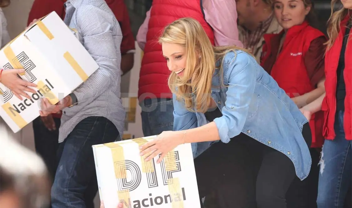 La primera dama ayudó a armar las despensas y a cargar el camión para llevar los víveres. Notimex