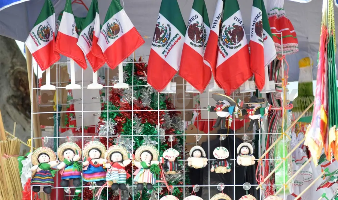 Desde 15 hasta 260 pesos son los costos de las banderas mexicanas de diferentes tamaños. Guillermo Ramos/CP