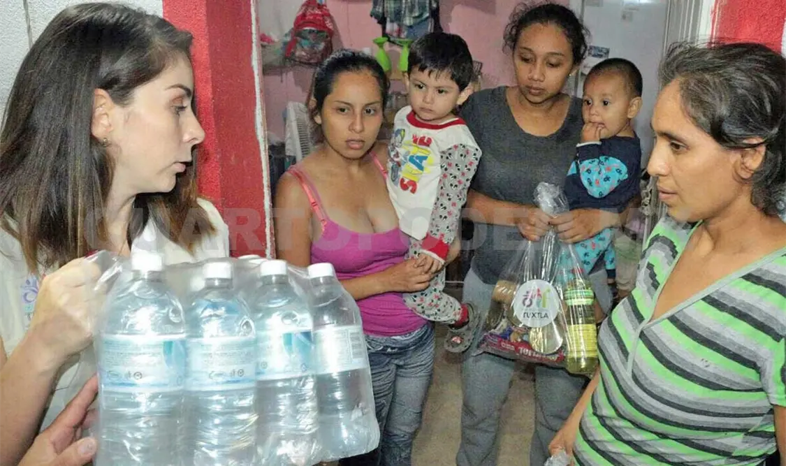La esposa del alcalde Fernando Castellanos Cal y Mayor, entregó paquetes con colchas, cobijas, medicamentos y víveres. CP