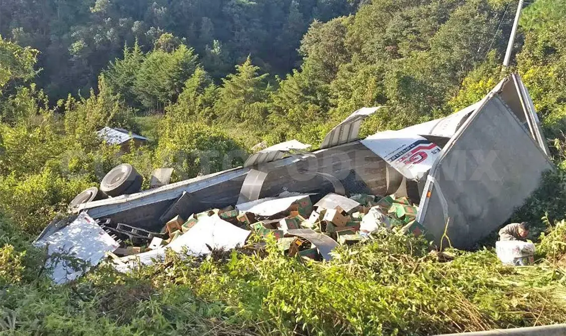 Automovilistas y ejidatarios aprovecharon para llevarse parte del cargamento esparcido entre el terreno. Flor Cordero / CP