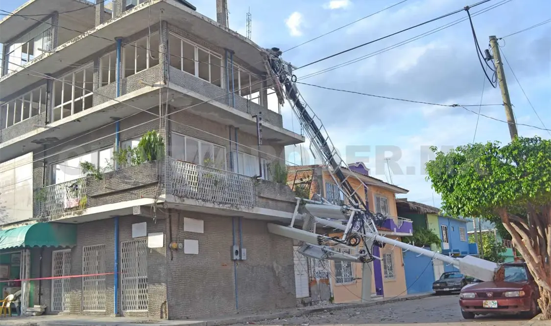 La base de acero cayó sobre un vehículo marca Nissan tipo Tsuru que se encontraba estacionado sobre la calle José María Morelos.
