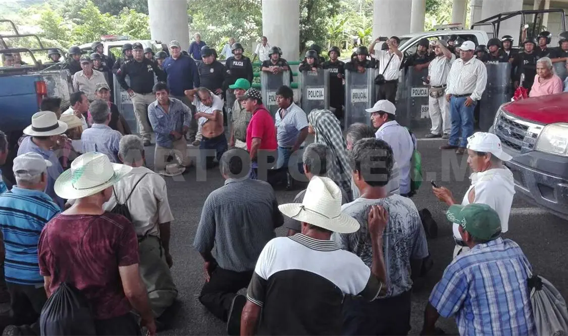 Impiden bloqueo de cafetaleros en carretera Costera