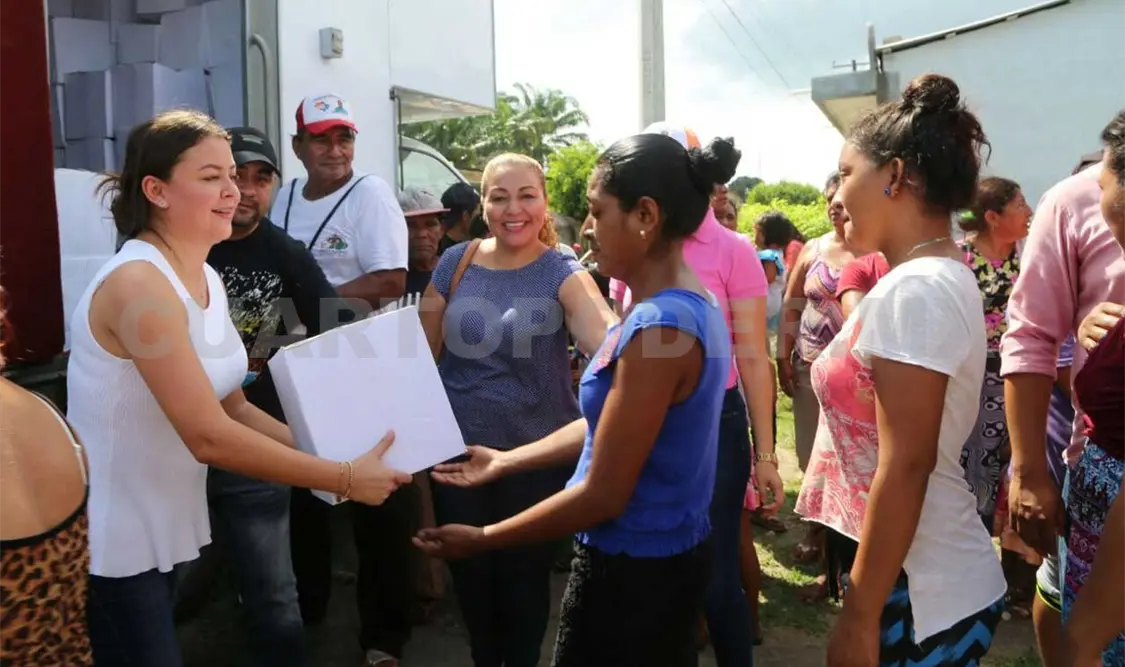 Entrega Sasíl de León víveres a afectados de Pijijiapan