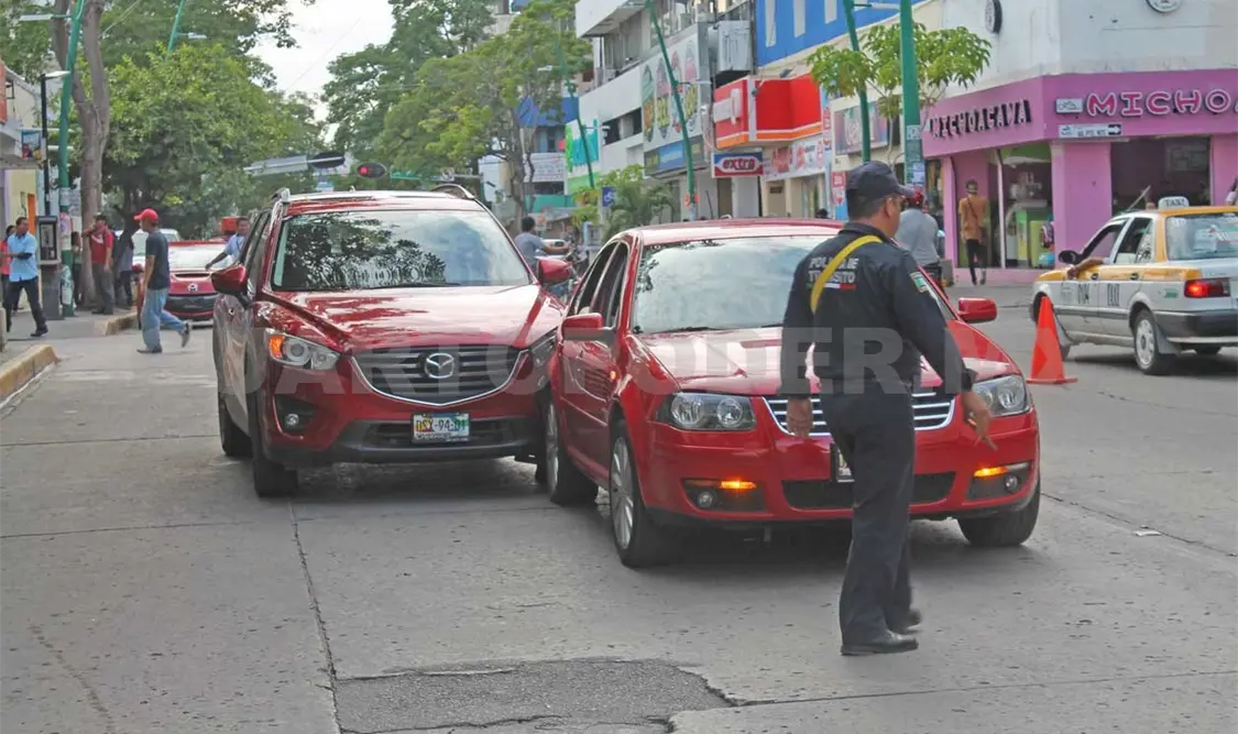Camioneta impacta contra un Jetta