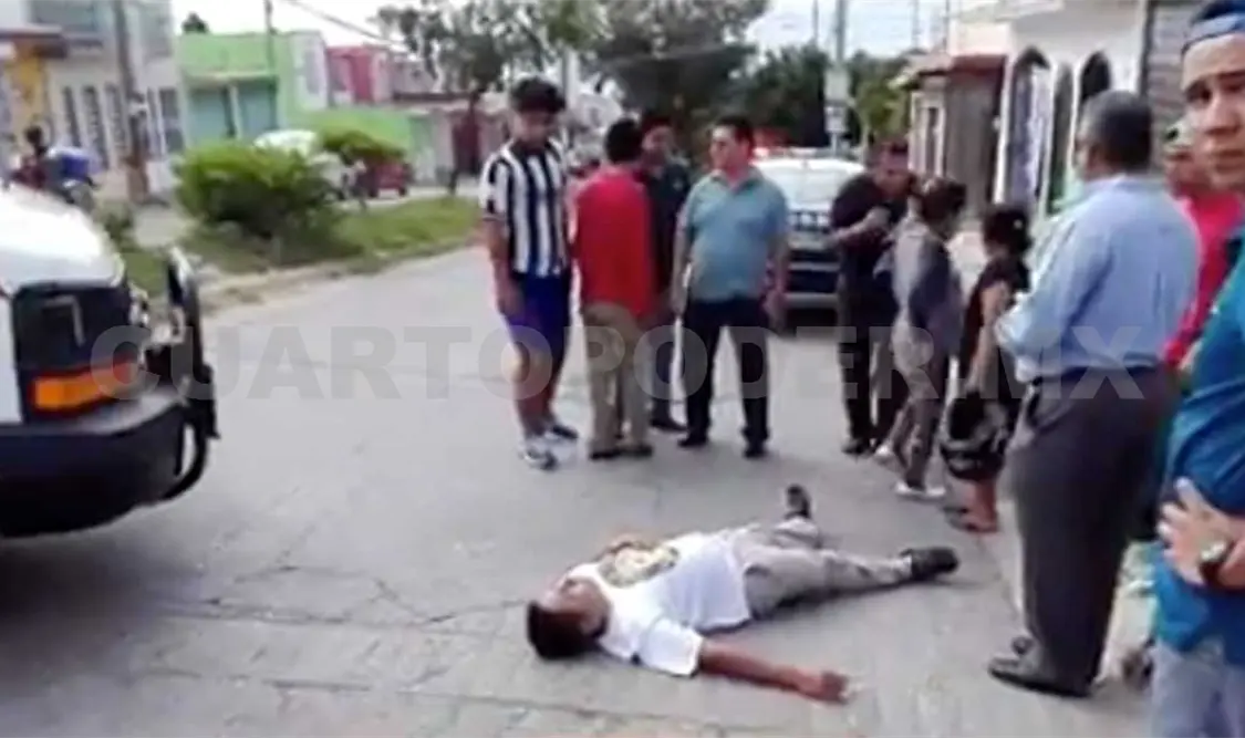 Motociclista se estrella contra Jetta