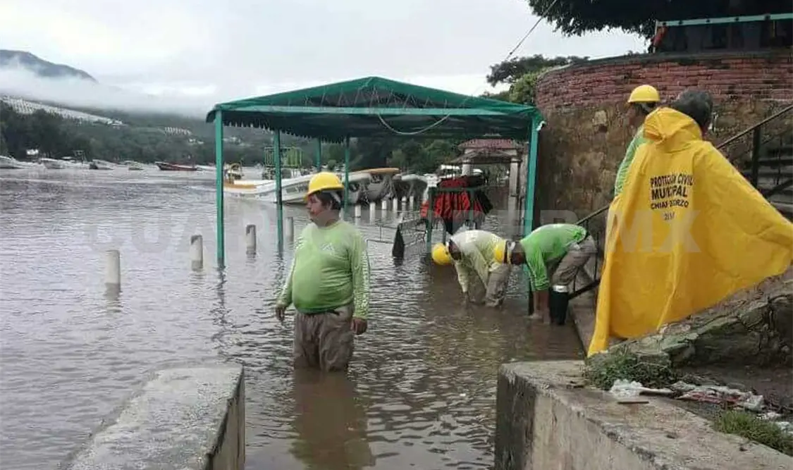 Evacuan a 8 familias por desbordamiento