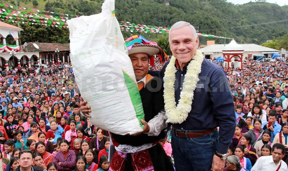 MVC entrega insumos agrícolas a productores