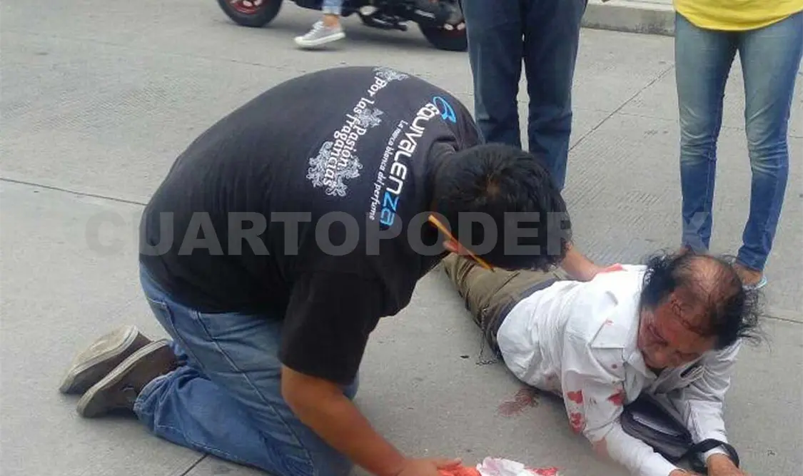 Motociclista atropelló a un septuagenario