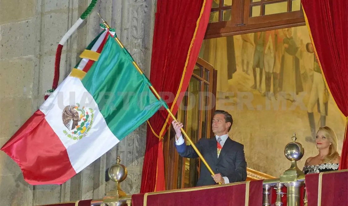 Al ondear la bandera, el presidente Peña Nieto vitoreó a los héroes que nos dieron Patria y Libertad.