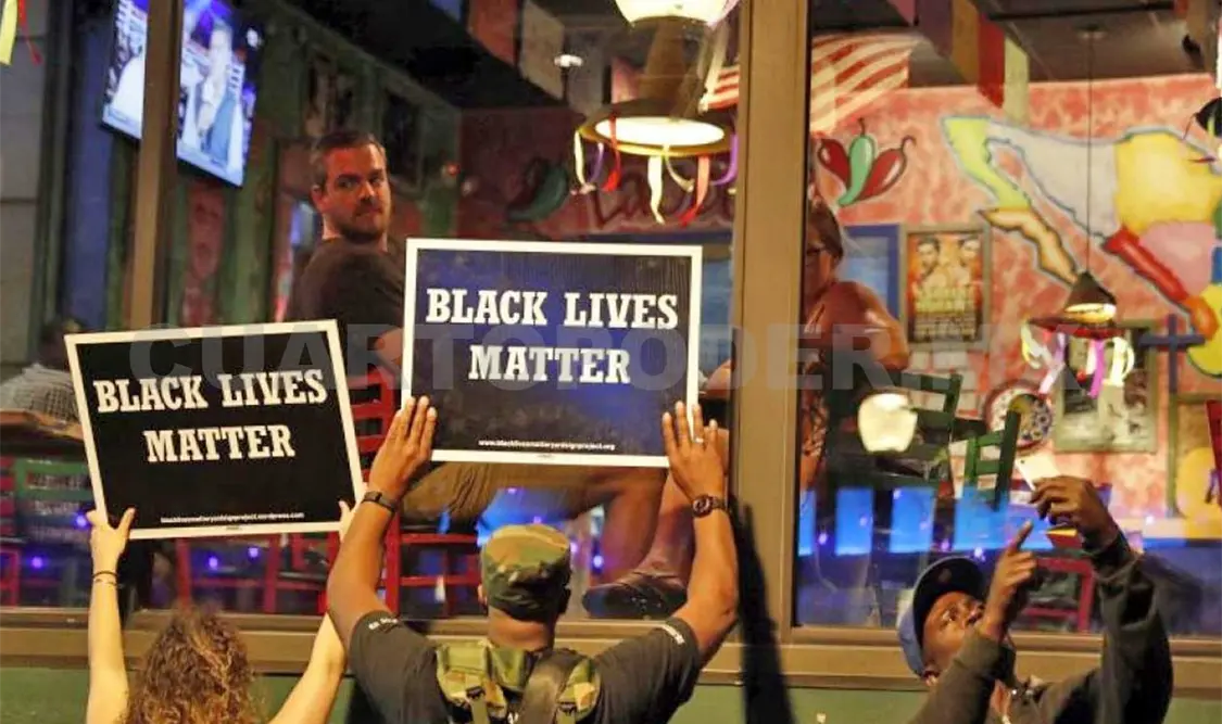 Los pacíficos actos de protesta se volvieron violentos luego de que la policía se enfrentó a un pequeño grupo de manifestantes. Agencias