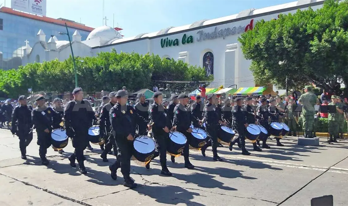 A pesar de la contingencia el desfile cívico-militar concluyó sin novedad. Guillermo Ramos / CP