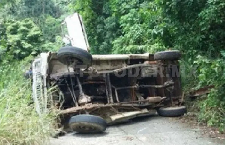 Volcó vehículo por mala maniobra del conductor