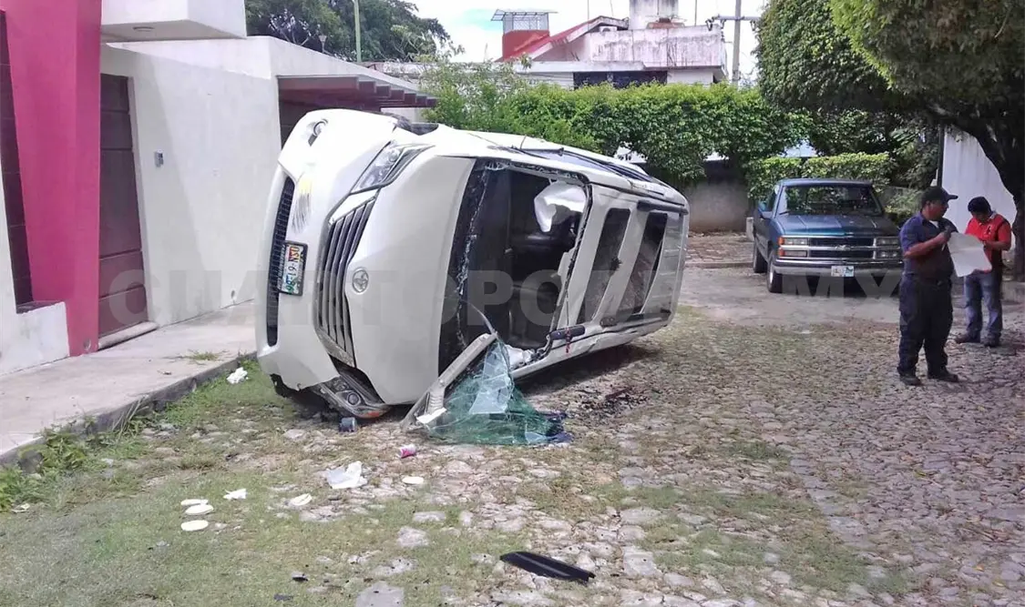 Choque y volcadura en calle privada