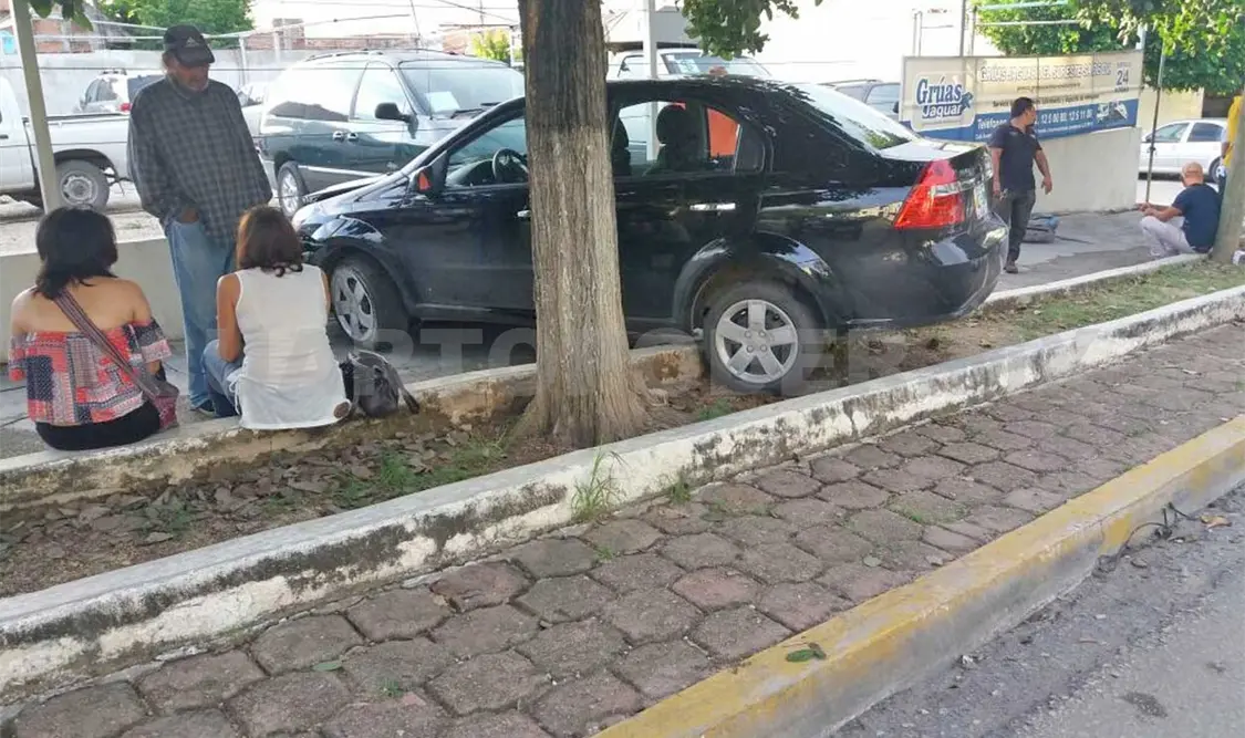 Choca frente a tianguis de autos