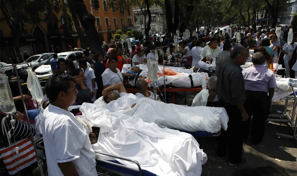 Suman 120 muertos tras sismo de magnitud 7.1