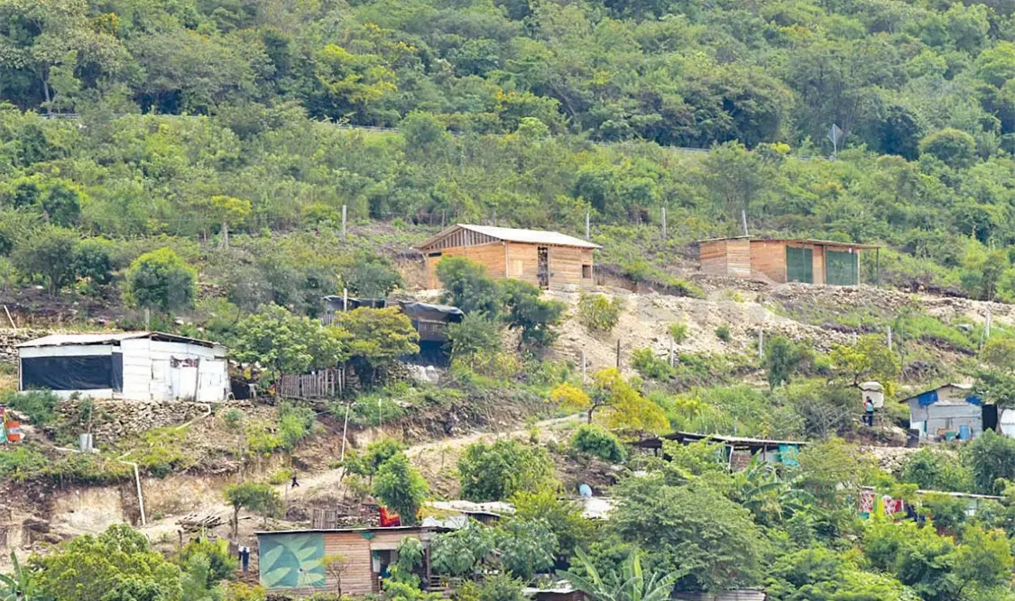 Antes de 2018 deberán desalojar a invasores