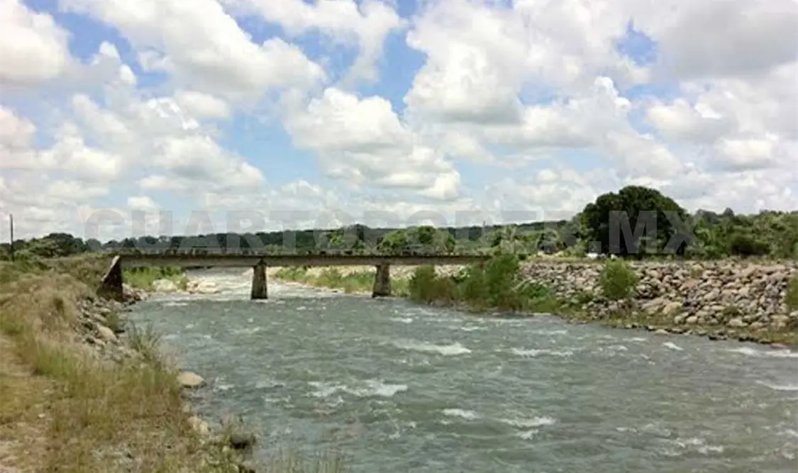 Por desbordamiento de río desalojan a habitantes