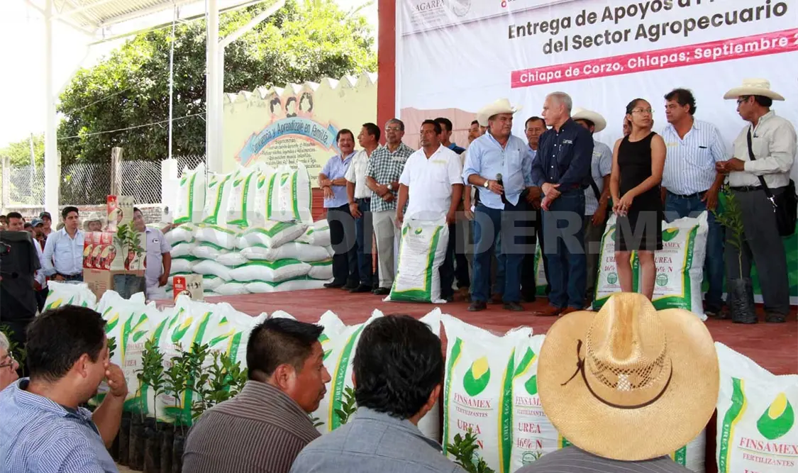 Cumplen con entrega de insumos agrícolas