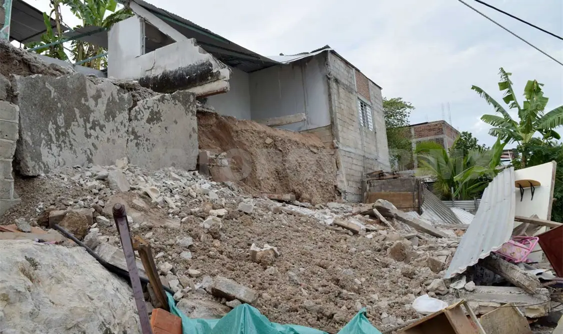 Tras sismo se derrumban casas en la 7 de Abril