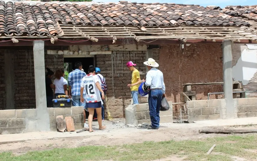 Entregan organismos empresariales y ciudadanos ayuda humanitaria en Jiquipilas.