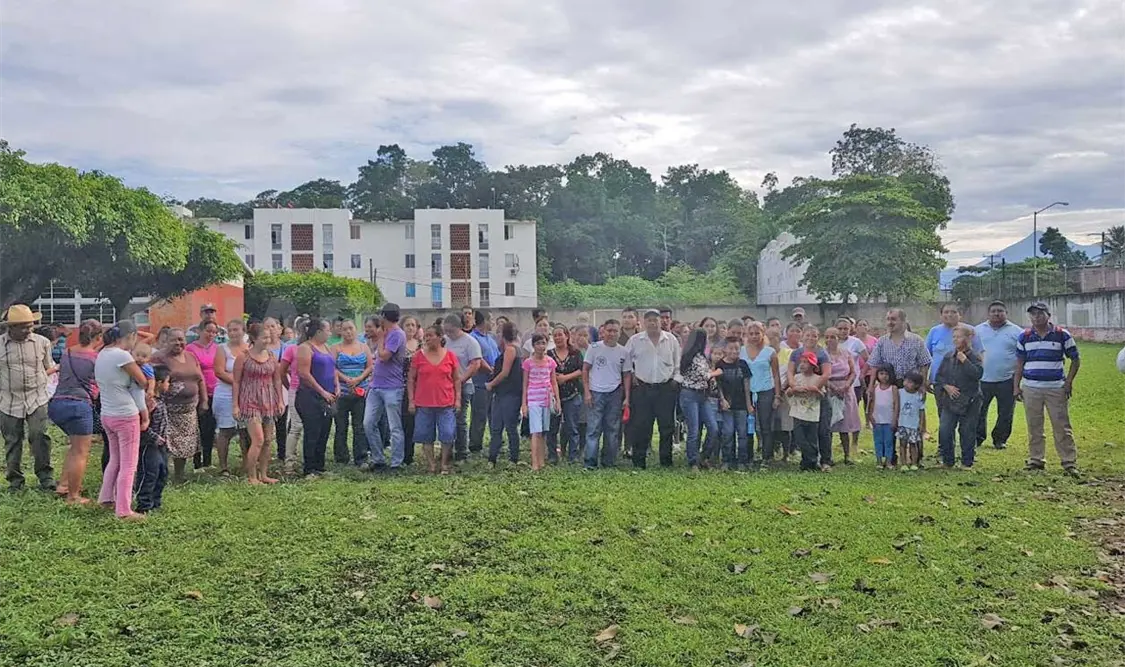 Impiden padres de familia despojo de terrenos escolares