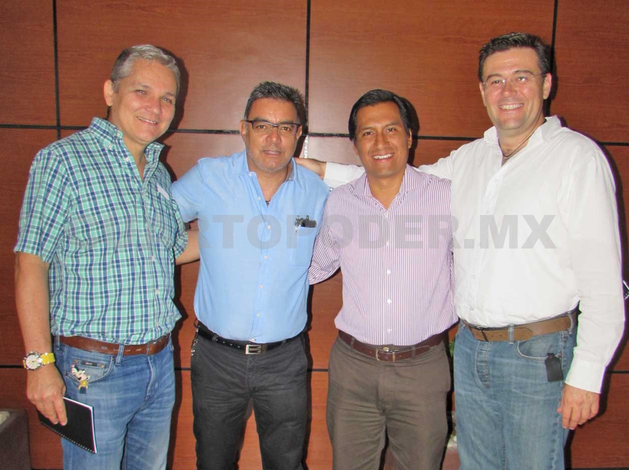 Padres de familia asisten a conferencia