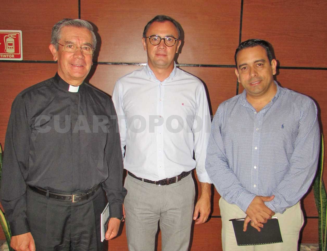 Padres de familia asisten a conferencia