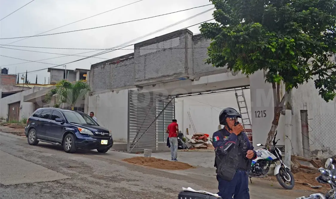 Albañil cayó de cabeza de una marquesina