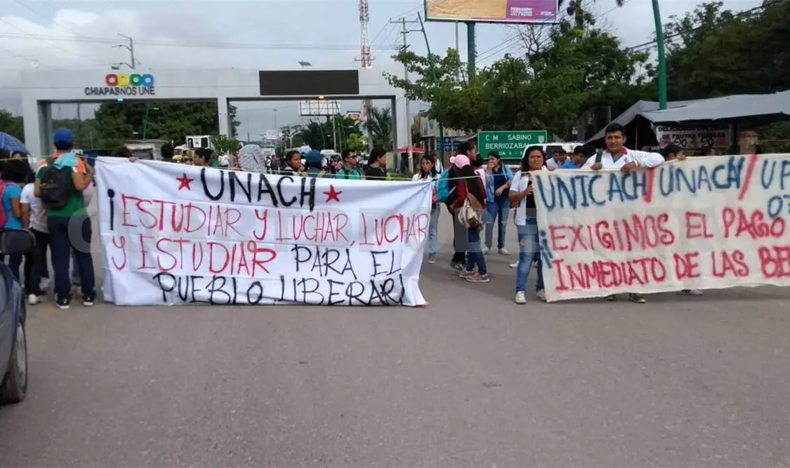 Estudiantes solicitan el pago de becas