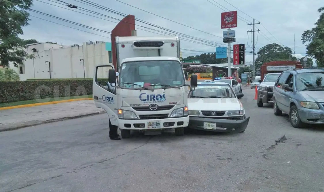 Colisiona taxi y camión en Terán