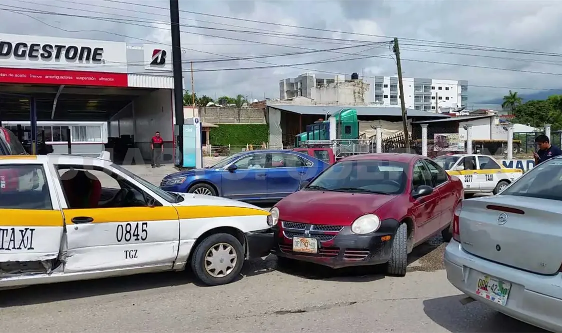Ocho lesionados en accidente múltiple