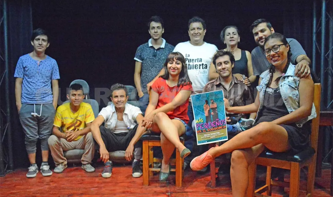 La familia de La Puerta Abierta, al interior del inmueble. Cortesía