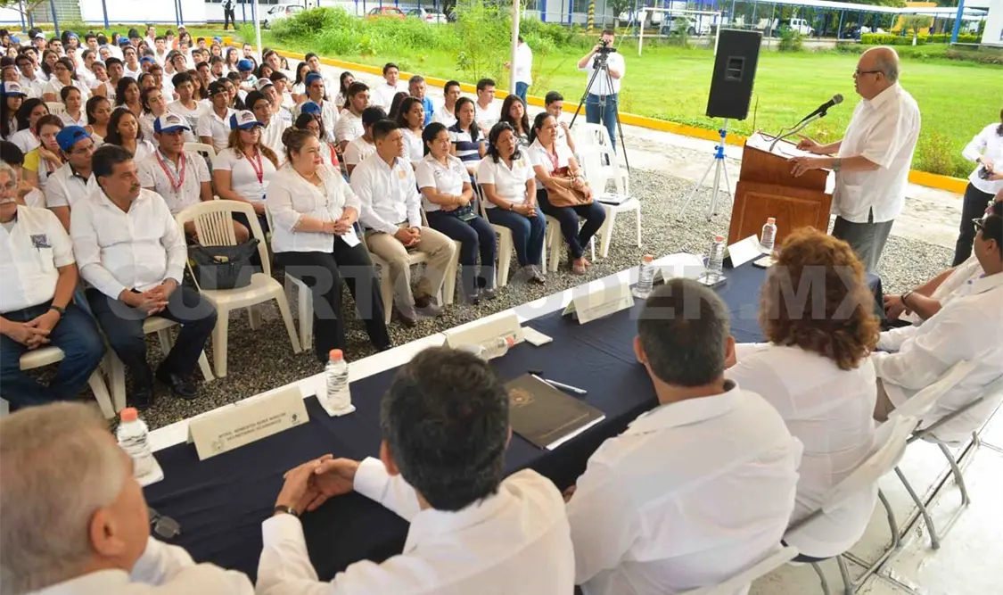 Alumnos y egresados participan en Homecoming