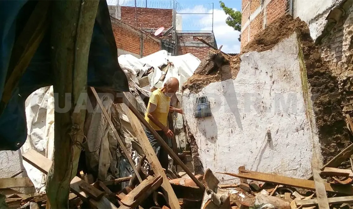 Su casa aguantó tres sismos; una lluvia la derribó