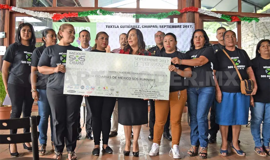 Entregan apoyos económicos a esposas de policías caídos