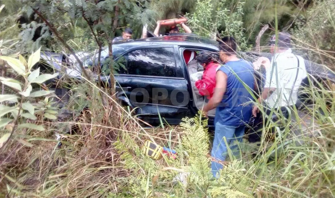 Mueren dos personas en accidente carretero