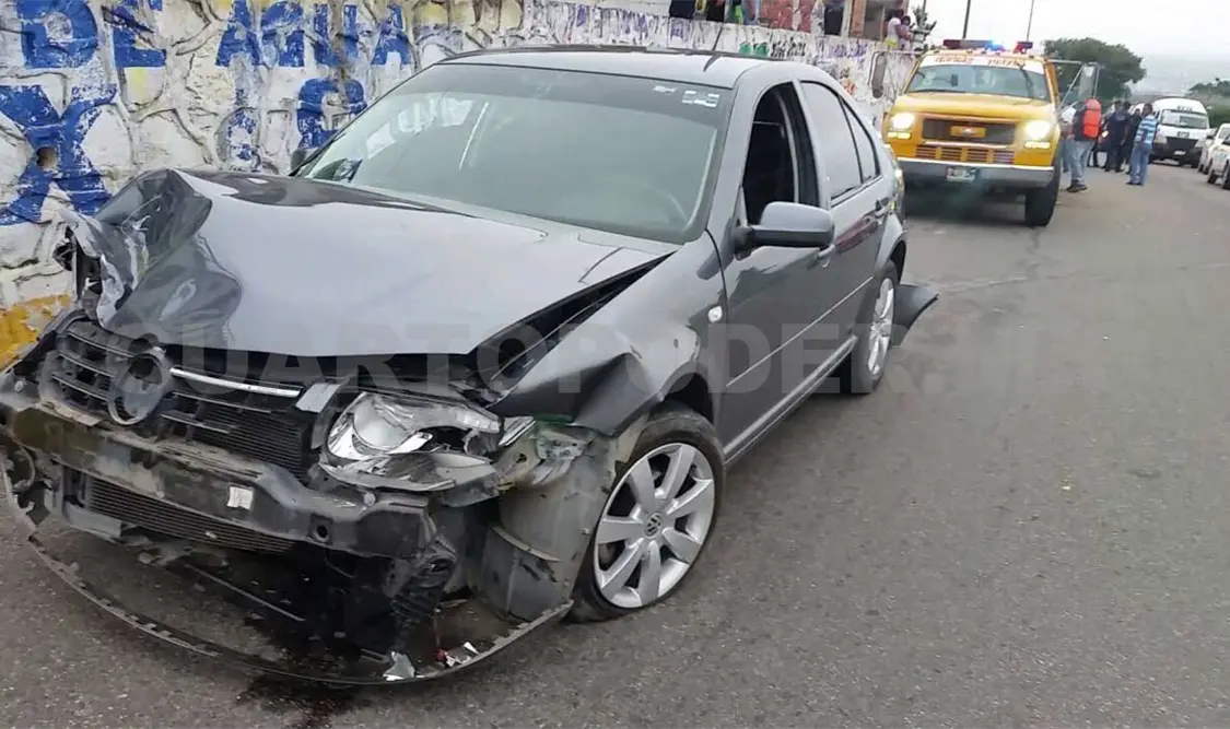 Taxi rebota en muro tras ser impactado por sedán