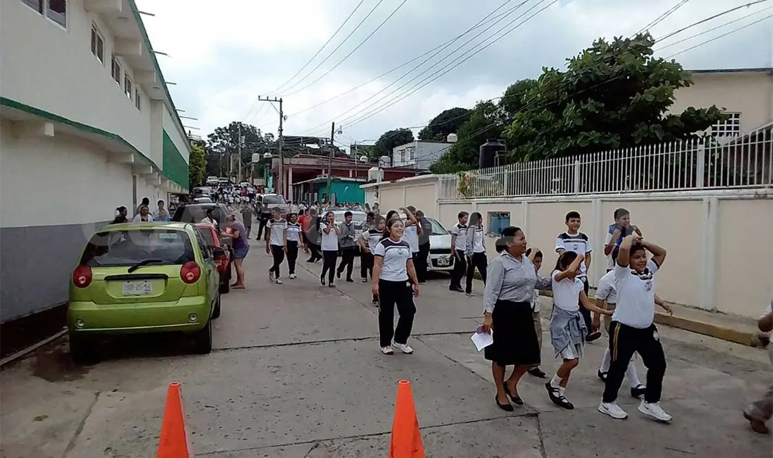 Realizan simulacro de sismo en escuela
