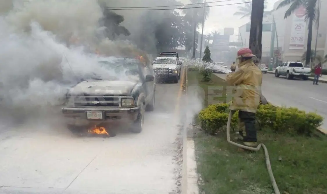 Corto circuito provoca incendio de una Blazer